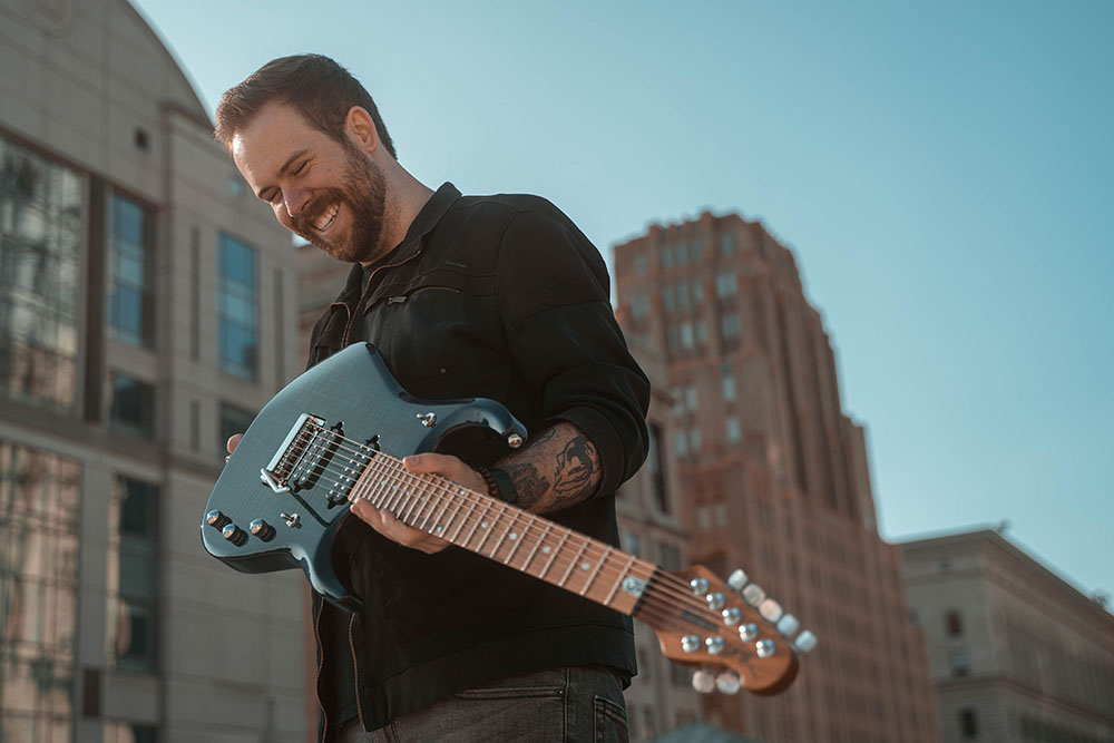 元ギャラクティック・エンパイアのクリス・ケリーが、最新ギター・インスト「Sunbreak」を発表、家族との思い出を綴るMVも公開
