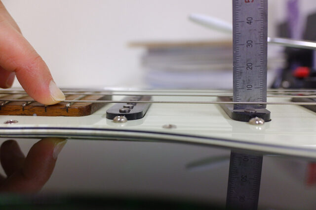 弦の下からポールピースまでの距離を測る
