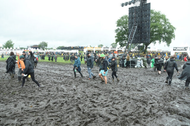 泥の中を歩く観客