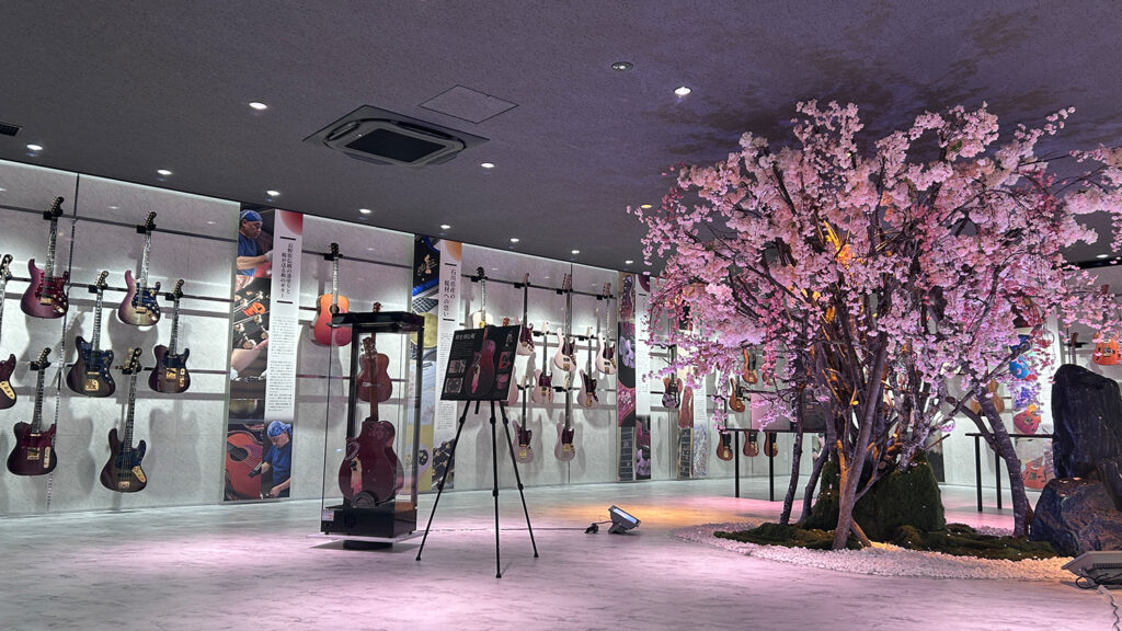 ギターで楽しむ“桜”の花見！　長野のディバイザーで桜材を使った楽器展示イベント開催