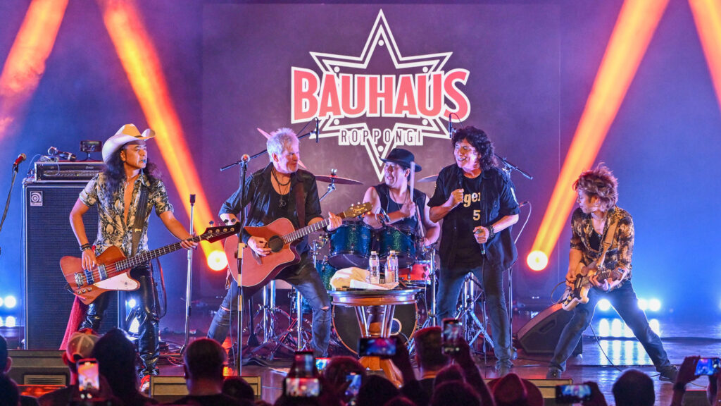 エリック・マーティンがタイで日本人バンドとMR.BIGカヴァー共演