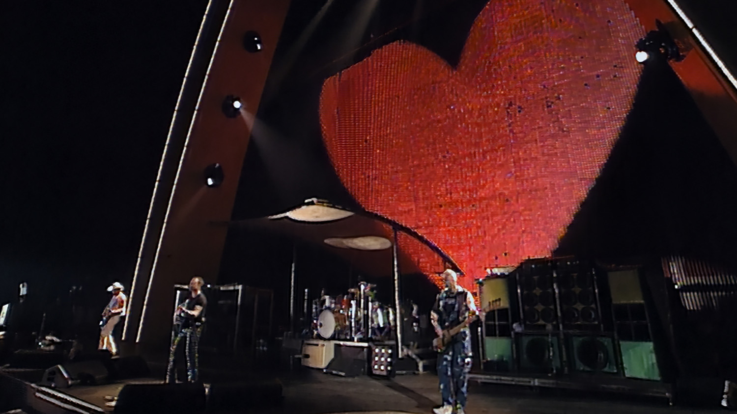 U2 伝説的サラエボ公演の舞台裏を描いた映画『キス・ザ・フューチャー