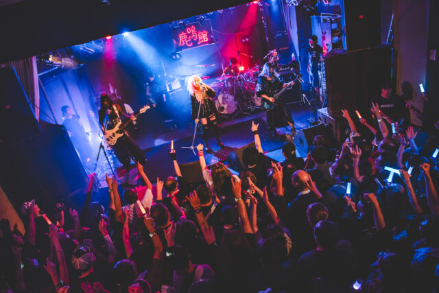 SHOW-YA ステージと観客