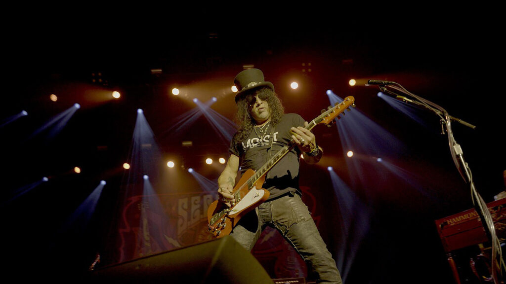 スラッシュ最新ライヴ作品『LIVE AT THE S.E.R.P.E.N.T. FESTIVAL』が11月に発売